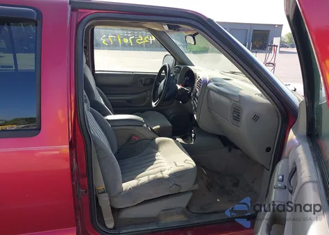 2000 Chevrolet Blazer Ls from USA, damaged, VIN 1GNDT13W8Y2149343